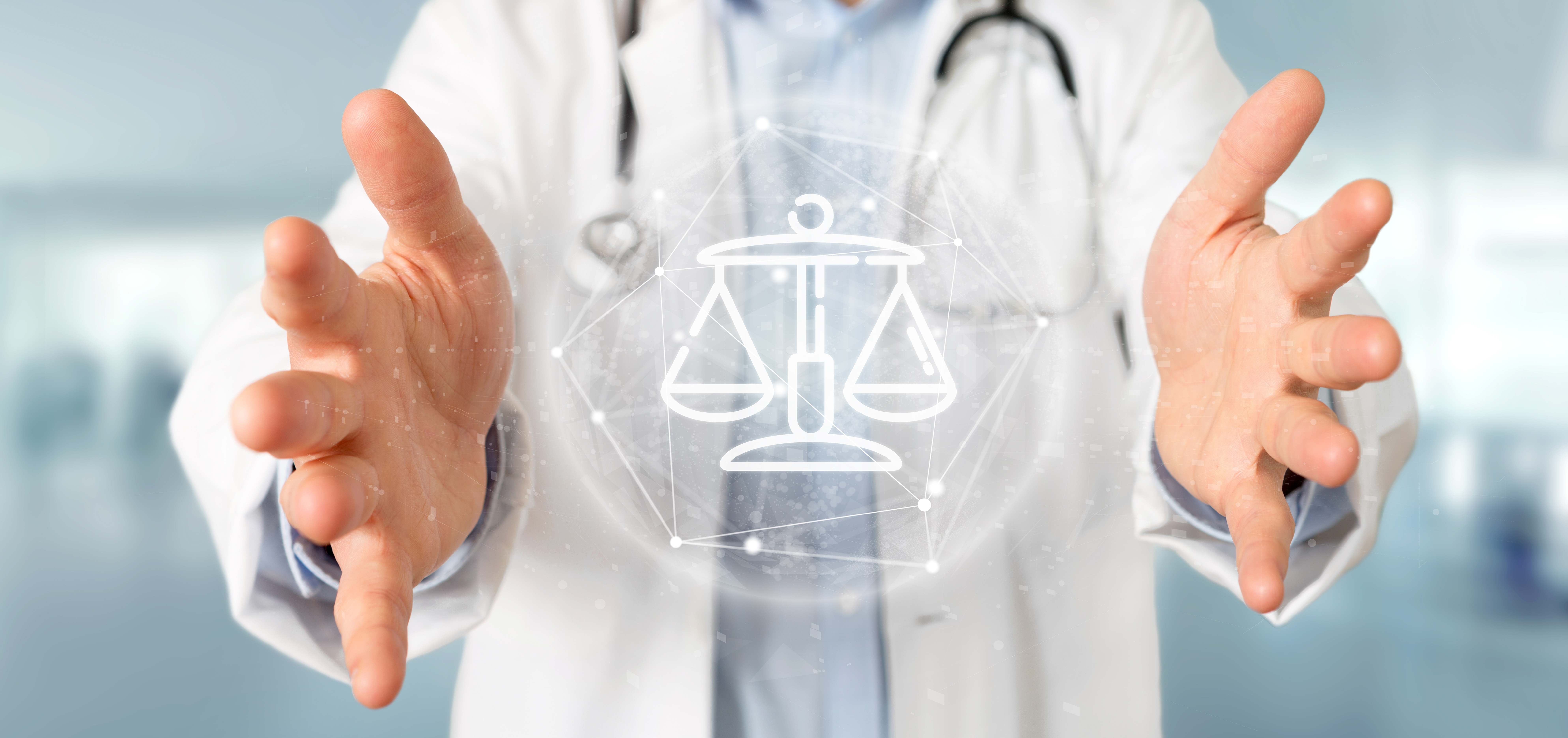Conceito de direito médico - médico com balança da justiça
