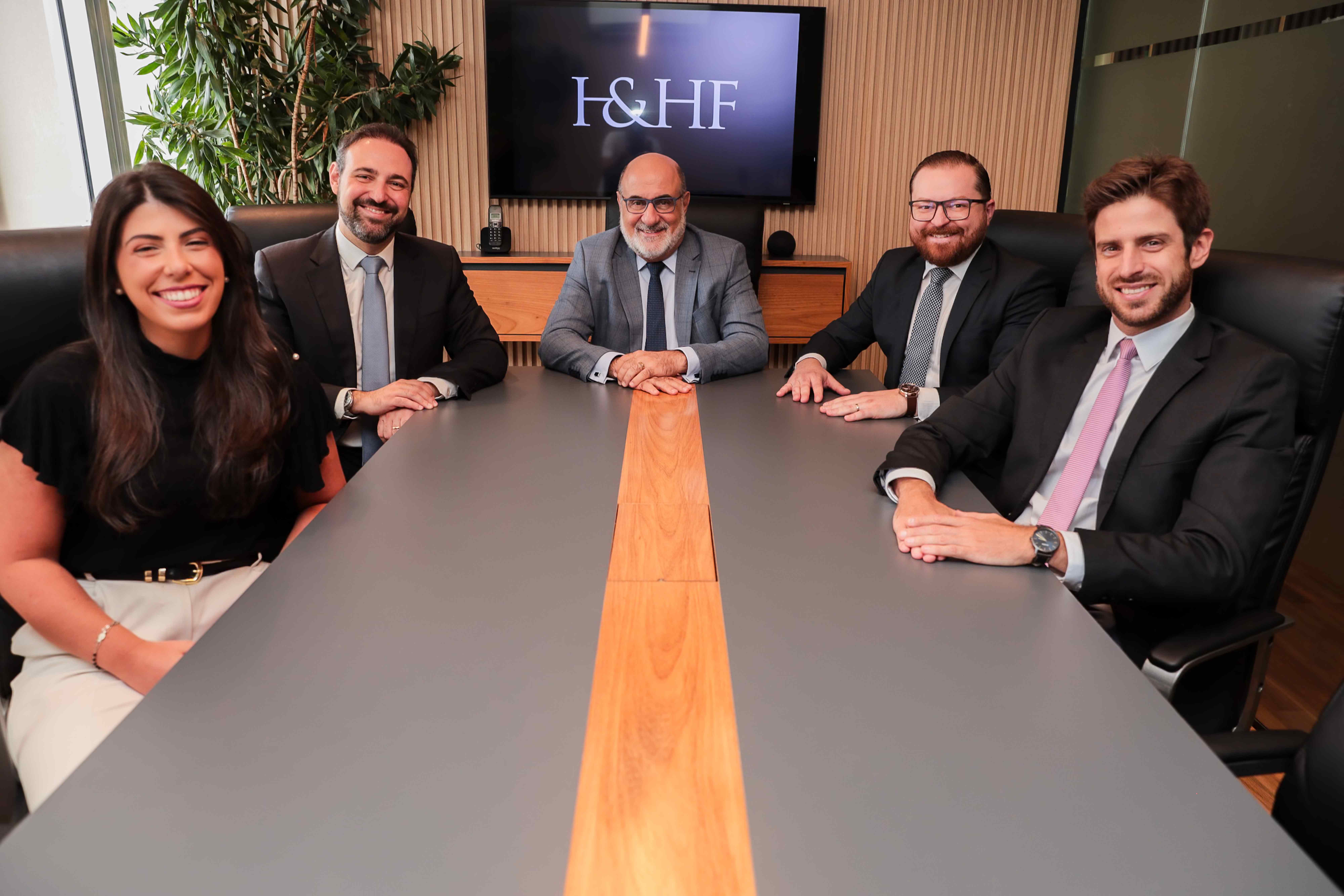 Equipe completa do escritório Haddad & Haddad Filho em reunião